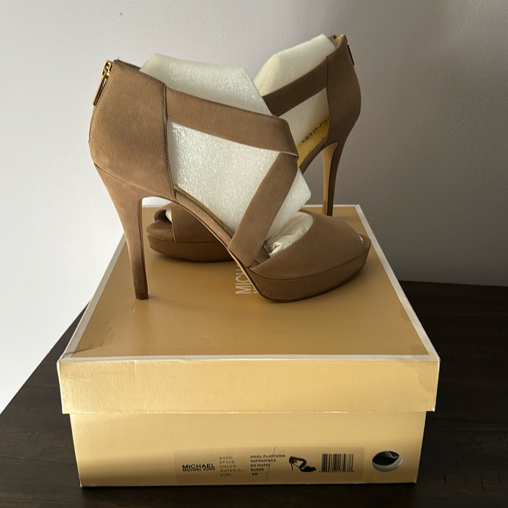 Michael Michael Kora Ariel Platform Size 9 suede